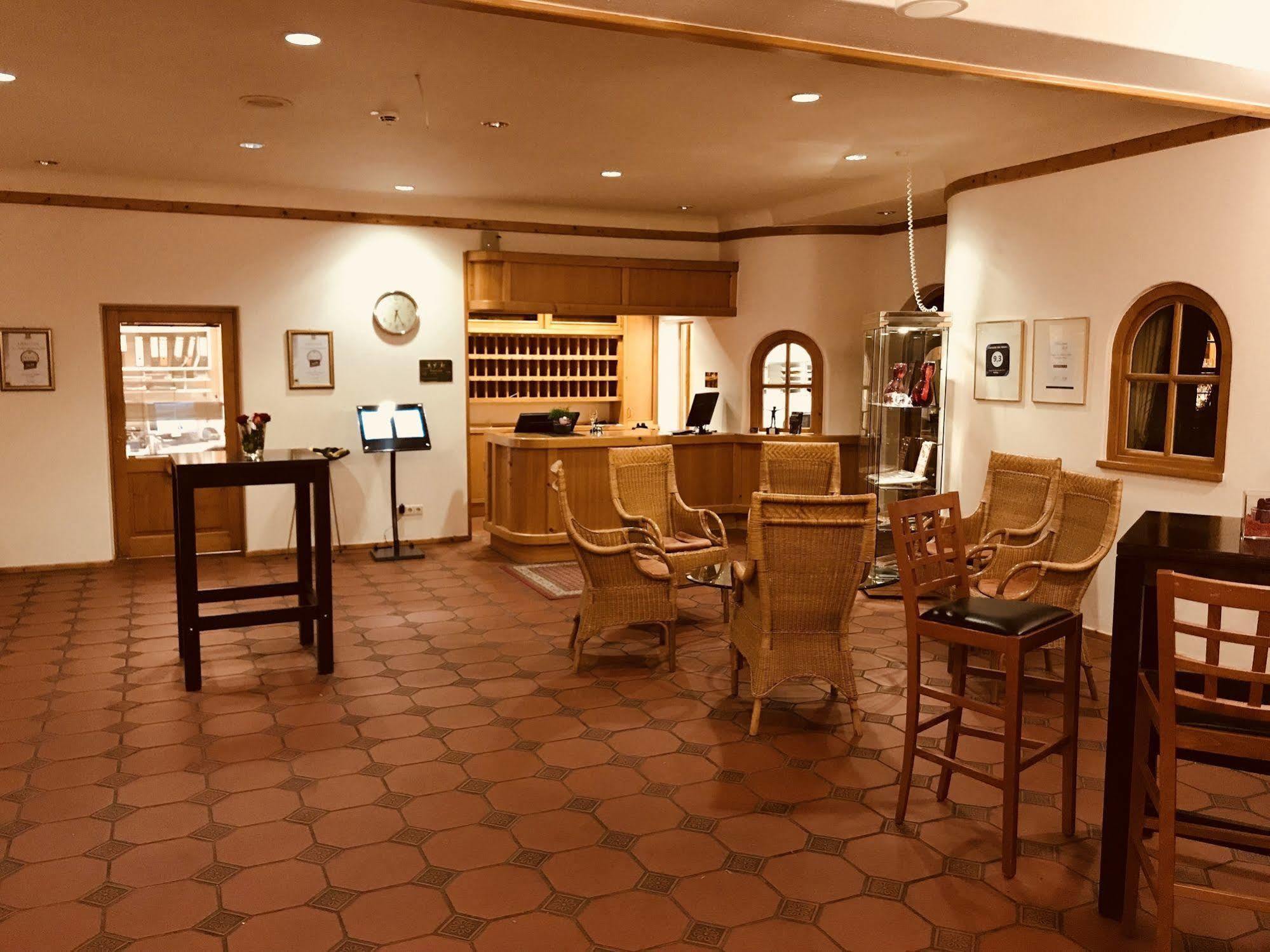Consulat Des Weins Hotel Sankt Martin Bagian luar foto